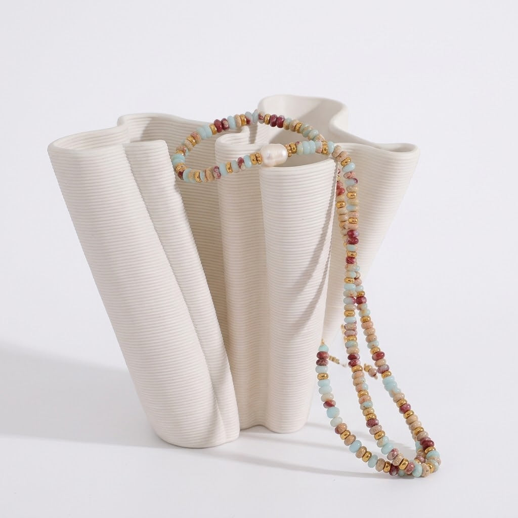 Colar Feminino de Pedras Naturais e Pérola com Detalhes Dourados