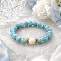 Pulseira Elástica de Contas Marmorizadas em Azul-Aqua com Detalhes em Tom Dourado
