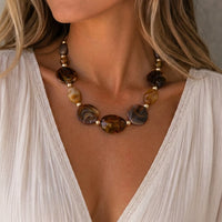 Colar choker boho de contas de resina colorida com pingente de coração - Marrom Âmbar