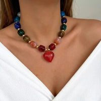 Colar choker boho de contas de resina colorida com pingente de coração - Multicolorido com Coração Vermelho