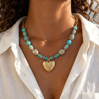 Colar choker boho de contas de resina colorida com pingente de coração - Turquesa com Coração Dourado