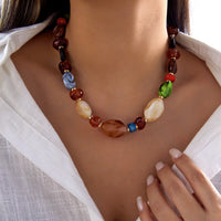 Colar choker boho de contas de resina colorida com pingente de coração - Bege e Verde