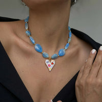 Colar choker boho de contas de resina colorida com pingente de coração - Azul com Coração Floral