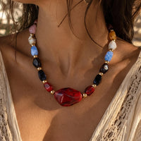Colar choker boho de contas de resina colorida com pingente de coração - Vermelho e Azul