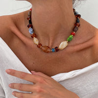 Colar choker boho de contas de resina colorida com pingente de coração - foto 11